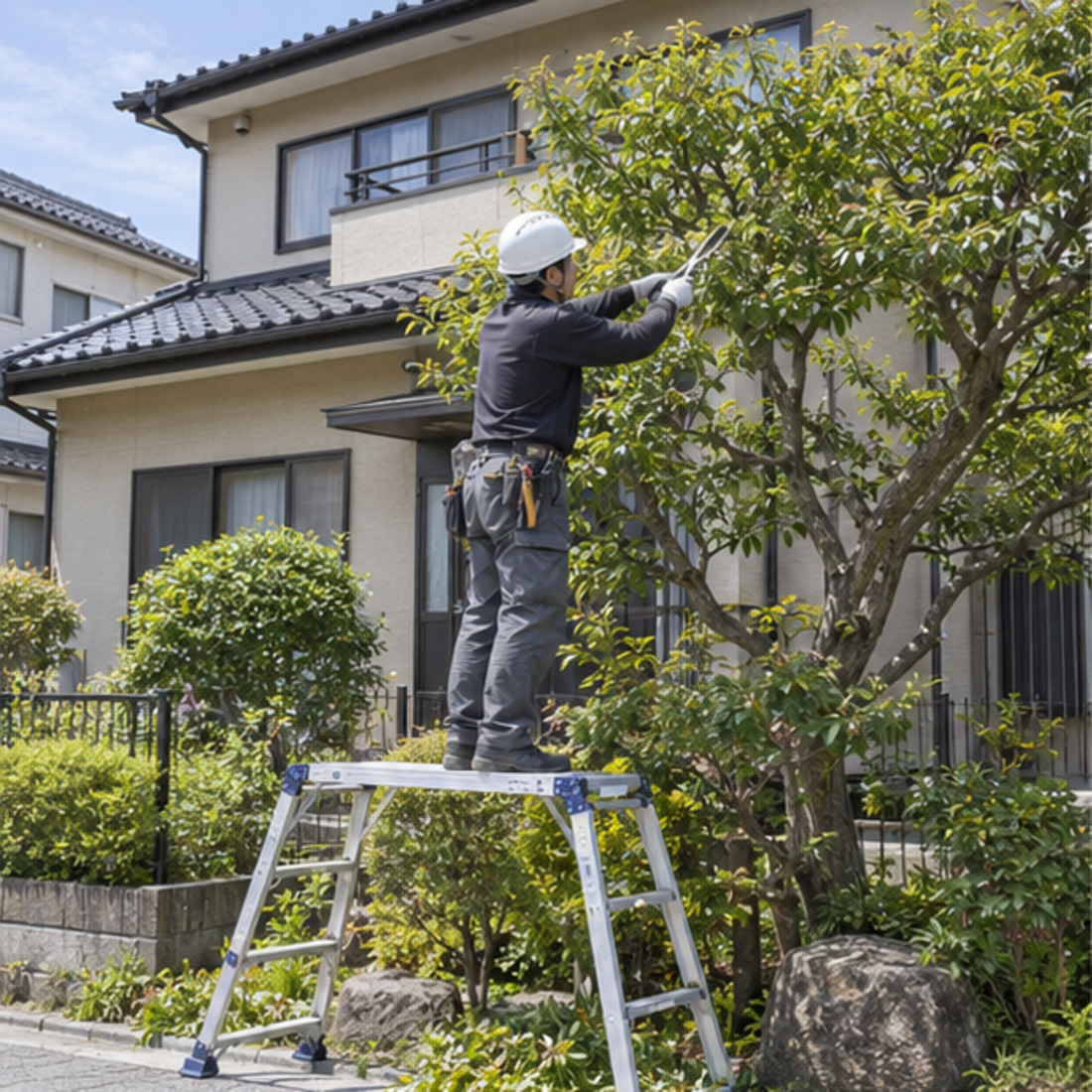 Poda de árvore ao lado de casa japonesa