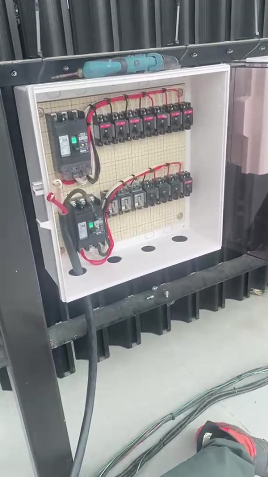 Quadro de distribuição e cabeamento montados para evento