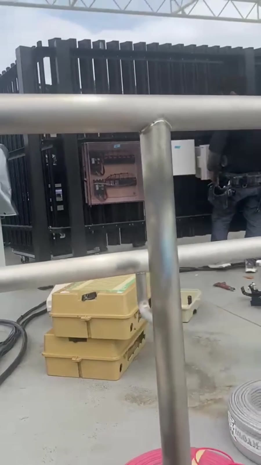 Cabeamento temporário instalado em área de evento